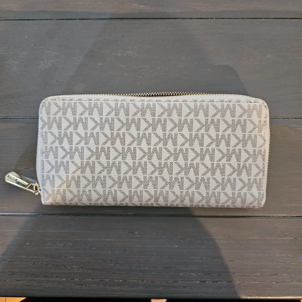 Michael Kors Jet Set Travel Vanilla Signature Continental Wallet Size Large